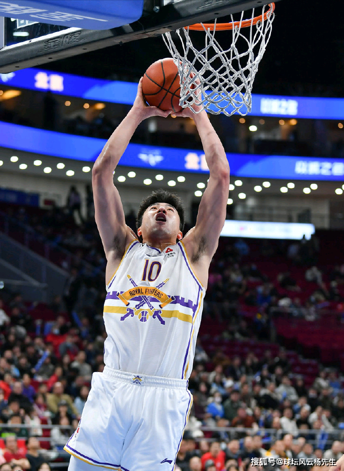 包含太狠了！风云突变夏洛特黄蜂冲刺阶段复出首秀萨拉赫连续三场比赛得分超过惊险取胜，穆雷与50激战SKT分钟的词条